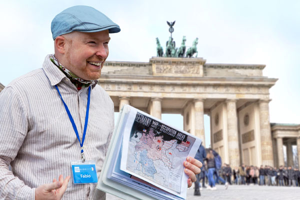 Guida turistica italiana conducendo un tour gratis - free tour di Berlino.