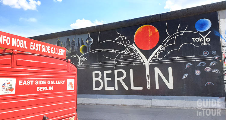 Visitare la East Side Gallery è sicuramente una cosa da fare a Berlino per gli amanti della storia.