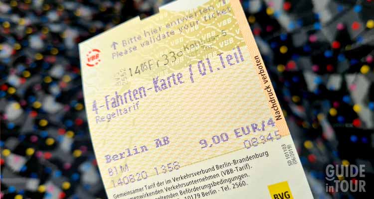 Un biglietto del trasporto e dei mezzi pubblici di Berlino.