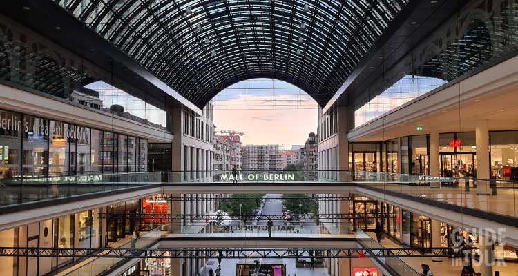 Un grande centro commerciale dove fare acquisti a Berlino.