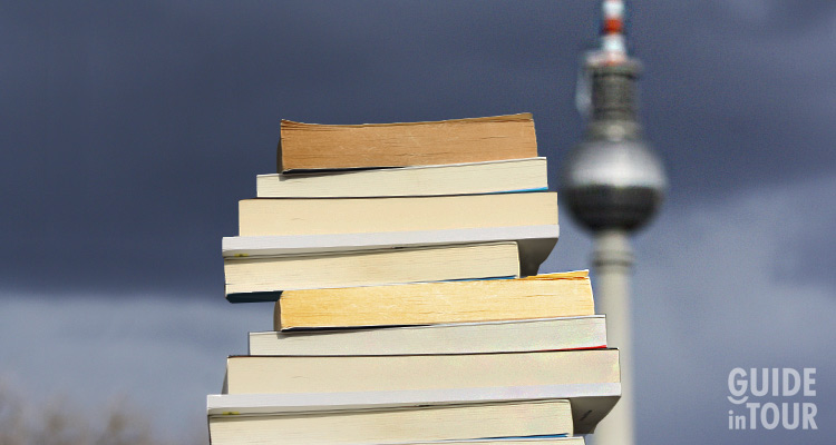 Libri di autori del novecento di fronte alla torre dalla Tv a Berlino.