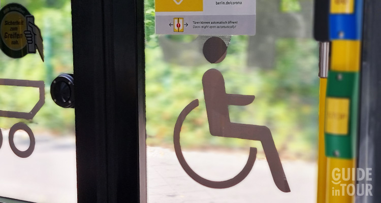 Foto di un dettaglio di un tram di Berlino, con segnali tattili per ipovedenti e rampa di accesso per le persone in sedia a rotelle.
