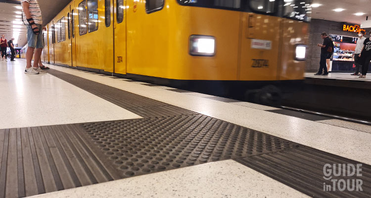 Dettaglio di una stazione dei mezzi pubblici di Berlino senza barriere per le perone con disabilità.