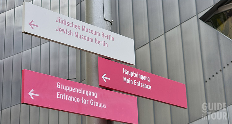 Cartello in esterno al Museo Ebraico di Berlino.