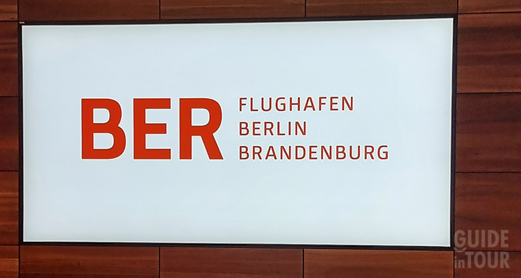 Cartello che indica come raggiungere il centro di Berlino dall'aeroporto di Berlino Brandeburgo BER.