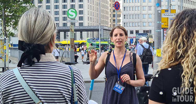 Una guida turistica spiegando Potsdamer Platz ad un gruppo di visitatori.