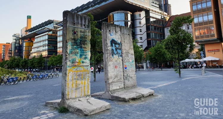 Alcuni segmenti originali del Muro di Berlino.