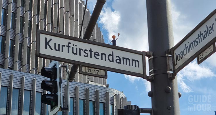 Un cartello ritrae la scritta Kurfürstentum, una dei siti di molte serie TV.