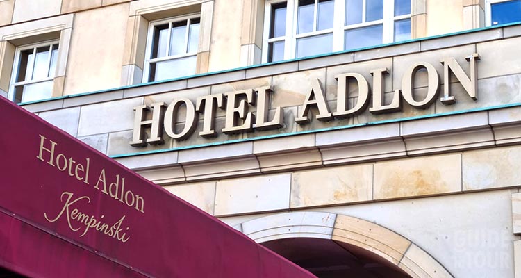 Un dettaglio dell'entrata all'hotel Adlon.