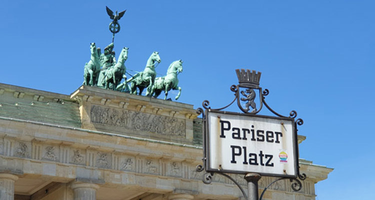 Un cartello mostra il nome della Pariser Platz a Berlino.