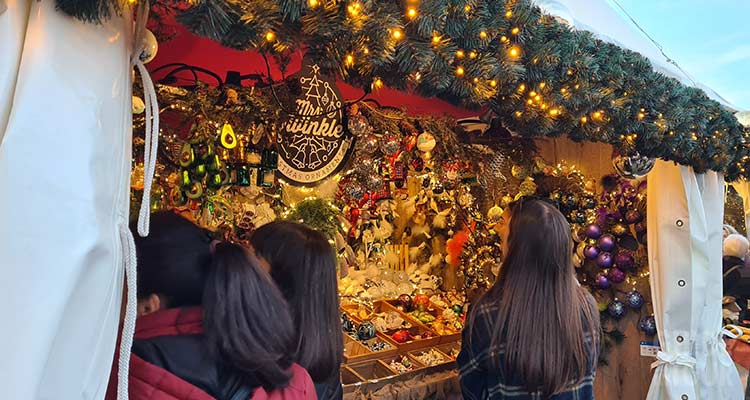 Una tipica bancarella di un mercatino natalizio a Berlino.