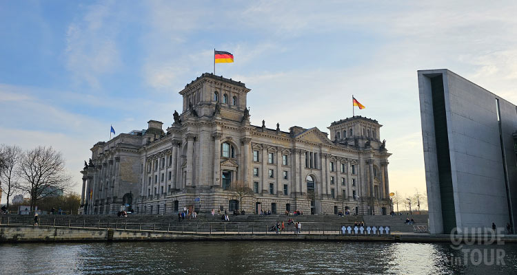 Un dettaglio del Bundestag a Berlino fotografato dal lato opposto del fiume.
