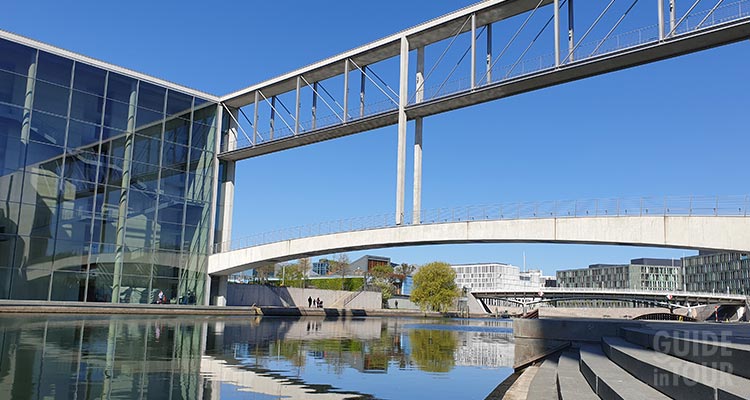 Il ponte fra Est ed Ovest che unisce gli edifici del potere politico a Berlino.