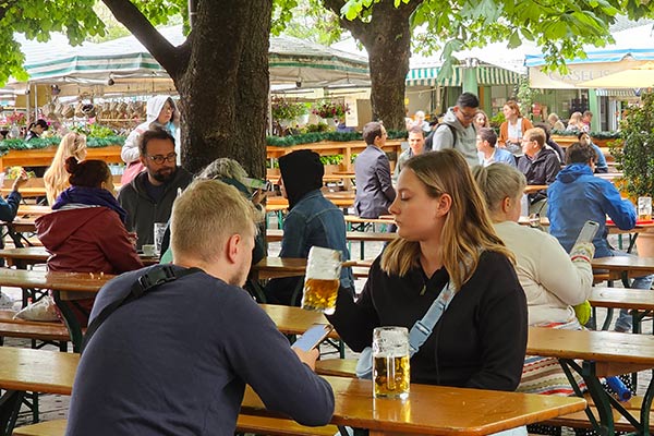 Persone durante il tour della birra a Berlino.