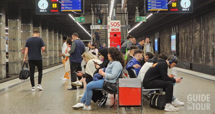 Persone in attesa della metropolitana a Monaco di Baviera.