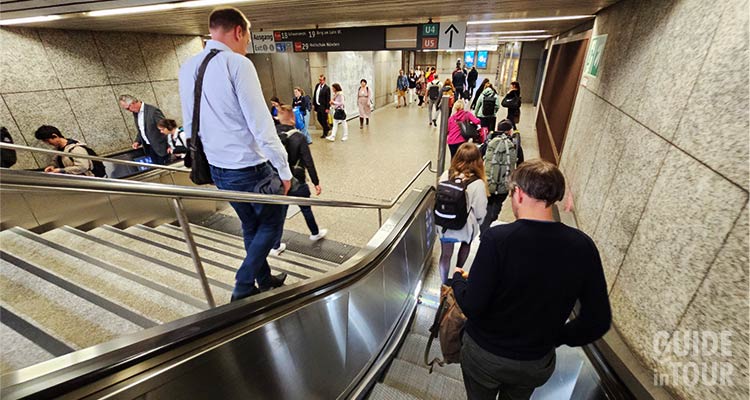 Persone all'ingresso dei trasporti pubblici a Monaco di Baviera.