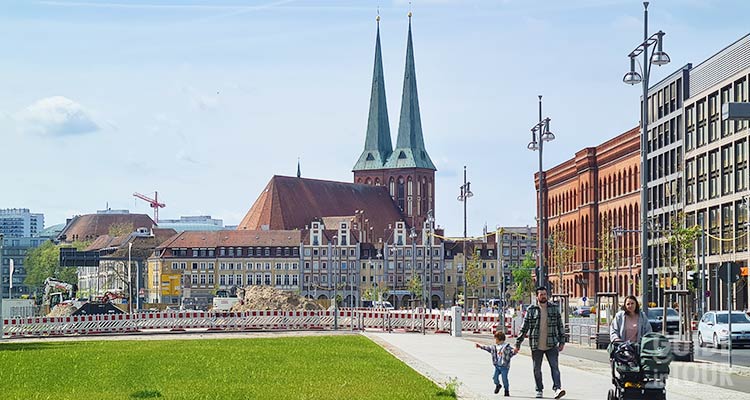 Una foto con edifici antichi del periodo medievale di Berlino.