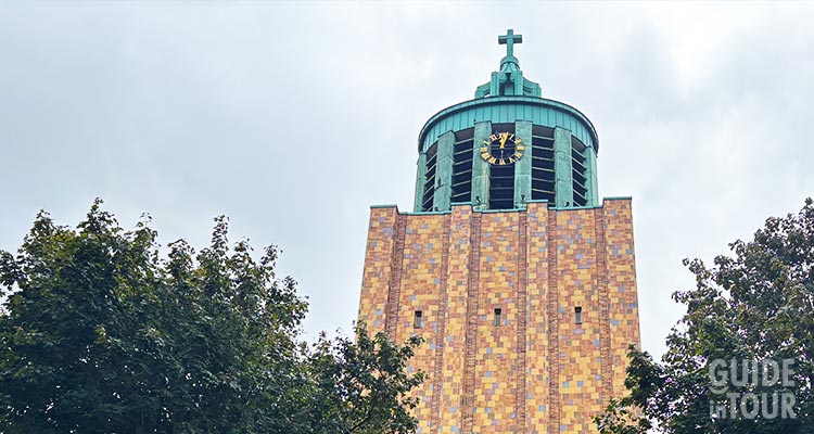 Chiesa in onore a Martin Lutero, combinazione di simboli cristiani e nazionalsocialisti.