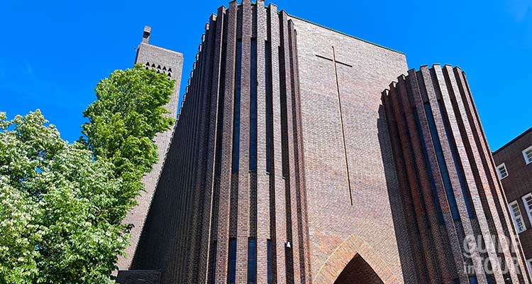 Chiesa espressionista di Hohenzollernplatz a Berlino.