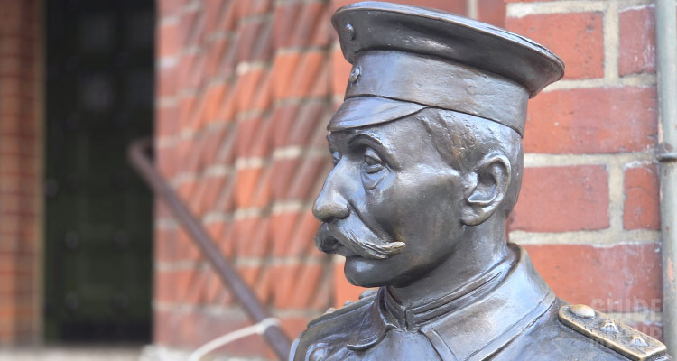 Statua commemorativa al Capitano di Köpenick di fronte al municipio.