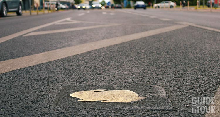 Il monumento ai conigli della Chausseestraße a Berlino.