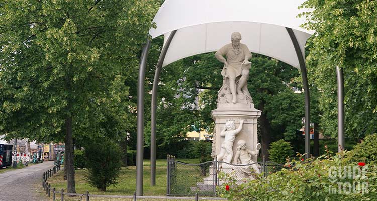 Momento insolito dedicato all'inventore della litografia a Berlino.