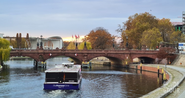 Vista del fiume Sprea nei pressi dello Schloss Bellevue.