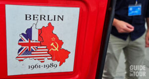 Una guida in una visita guidata per un gruppo di studenti a Berlino.